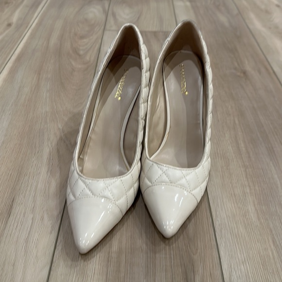 New Women’s Shoe Dazzle Brand Size 11 Quilted Heels Ivory Cream Tan NWOT - Picture 3 of 7